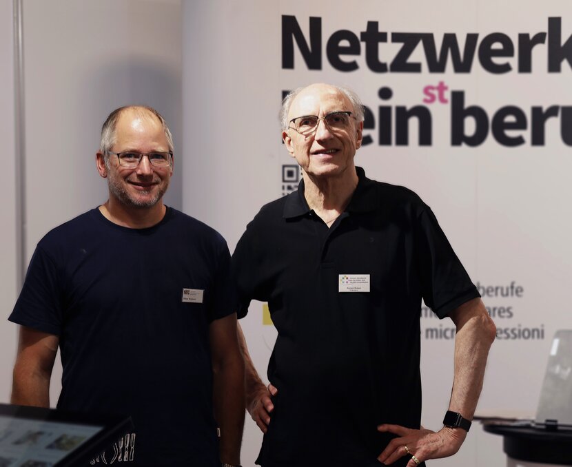 Romain Rosset und Roman Räss stehen am Stand vom Netzwerk Kleinstberufe an der Aargauischen Berufsschau. | © ask! - Beratungsdienste für Ausbildung und Beruf