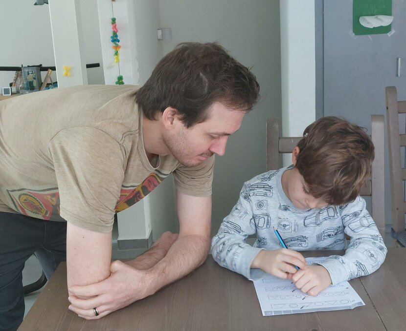 Martin Schwyter hilft einem Jungen bei seinen Aufgaben. | © Sabina Schwyter