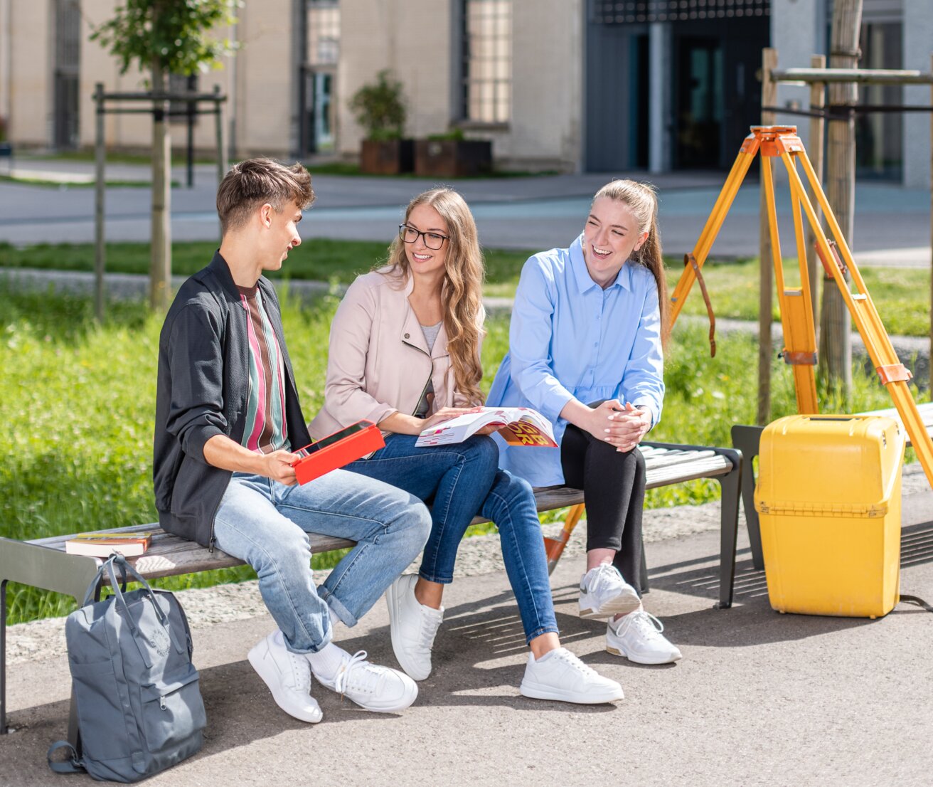 Studierende sitzen draussen auf einer Bank und tauschen sich aus | © ask! – Beratungsdienste für Ausbildung und Beruf